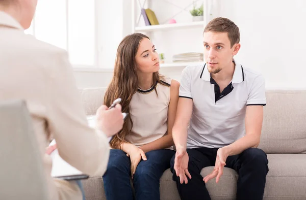 Casal jovem discutindo durante a sessão de terapia — Fotografia de Stock