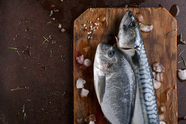 Färsk makrill på träskiva på brun bakgrund — Stockfoto