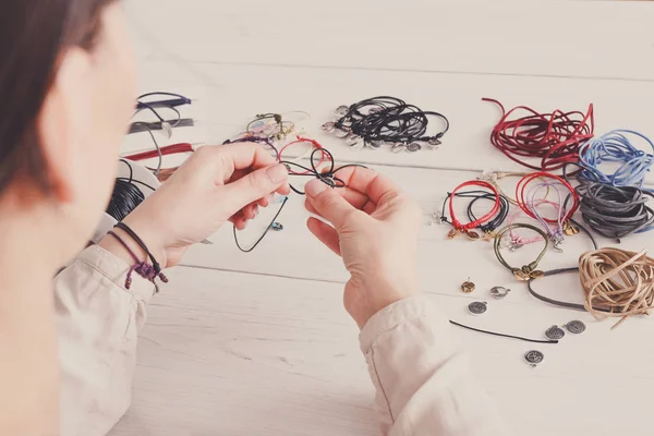 El yapımı takı yapımı, kadın hobi