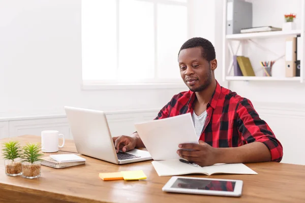 Felice uomo d'affari nero felice in ufficio, lavorare con il computer portatile — Foto Stock