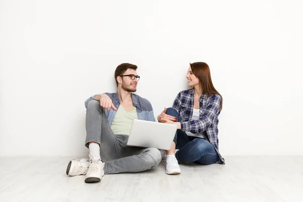 Pareja casual viendo la película en el ordenador portátil, toma de estudio — Foto de Stock