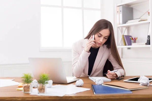 Mulher de negócios séria no trabalho falando ao telefone — Fotografia de Stock