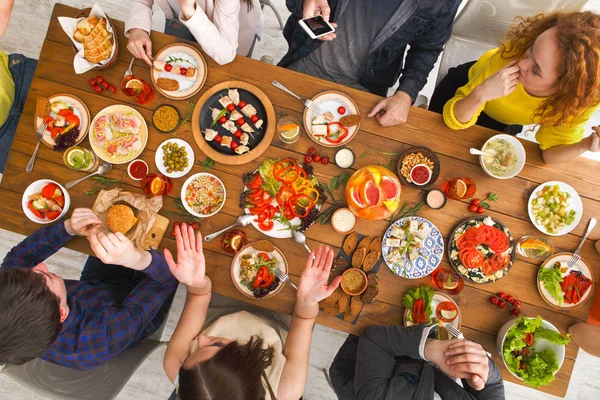 As pessoas comem refeições saudáveis no jantar de mesa servido — Fotografia de Stock