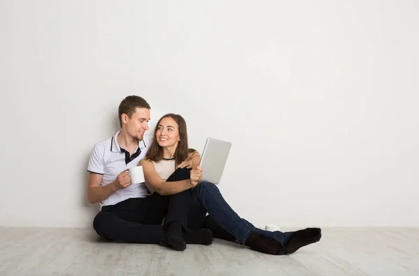 Jeune couple web surf sur ordinateur portable — Photo