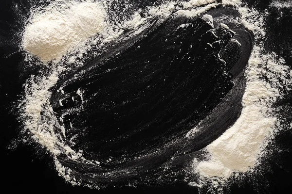 Concetto di cottura su sfondo nero, farina spruzzata con spazio copia — Foto Stock