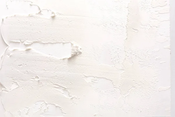 Белая стена на фоне гипсового рисунка — стоковое фото