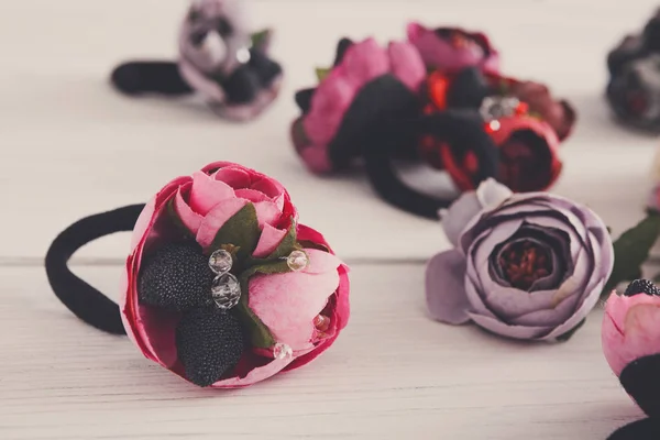 Verscheidenheid van haar rubbers, versierd met bloemen — Stockfoto