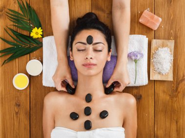 Şevval Özçelik Güzellik spa Sağlık Merkezi kadın için masaj taş yapmak