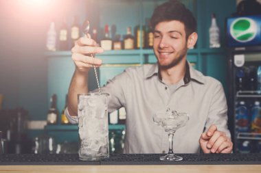 Barmen kokteyl closeup için buz yapma
