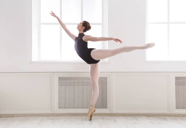 Egy gyönyörű ballerina áll arabesque balett — Stock Fotó