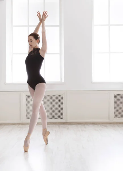Hermosa bailarina en posición de ballet —  Fotos de Stock
