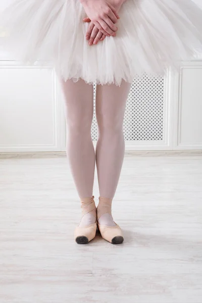 Балерина ноги крупним планом у шостій позиції — стокове фото
