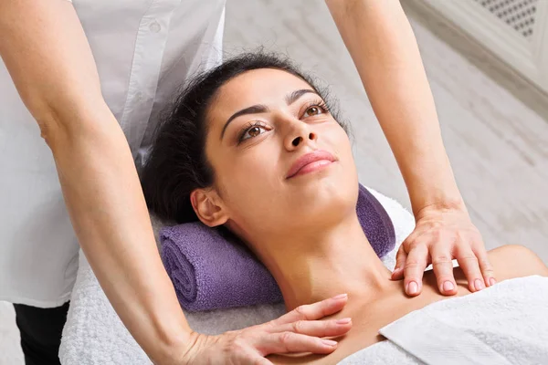 Mujer esteticista médico hacer masaje de cuello en spa centro de bienestar — Foto de Stock