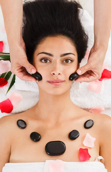 Kosmetička se kámen masážní vana pro ženy na wellness centru — Stock fotografie