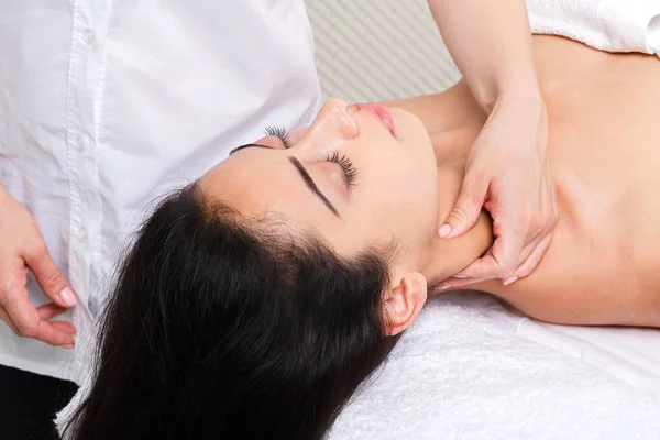 Mulher esteticista médico fazer massagem no pescoço no centro de bem-estar spa — Fotografia de Stock