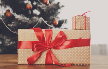 Bir şekilde dekore edilmiş ağaç arka planda, tatil kavramı Noel hediyeleri