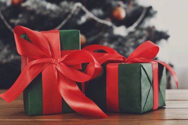 Noel hediyeleri dekore edilmiş ağaç arka planda, tatil kavramı