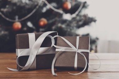 Bir şekilde dekore edilmiş ağaç arka planda, tatil kavramı Noel hediyeleri