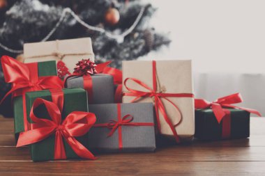 Bir şekilde dekore edilmiş ağaç arka planda, tatil kavramı Noel hediyeleri