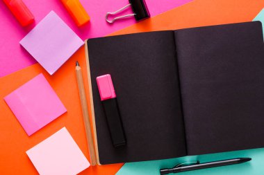 Şık siyah Not Defteri ile modern yaratıcı çalışma alanı