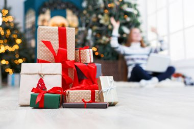 Noel kutuları bant kırmızı kurdele closeup ile