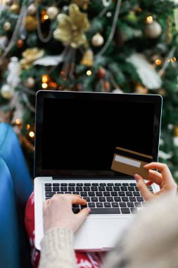 Laptop cradit kartı ile online alışveriş kadın