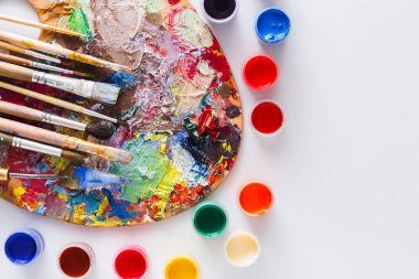 Renkli boya konturları, izole paletle sanat