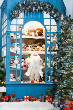 Noel geliyor. Süslü çam ağaçları ve arka plan sunar