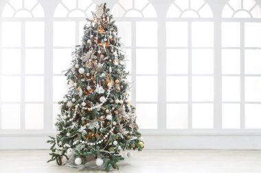 Güzel Noel ağacı ışıkları parlayan süslenmiş