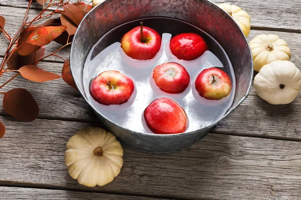 Cuenca metálica con manzanas en agua. Fondo de cosecha de otoño — Foto de Stock