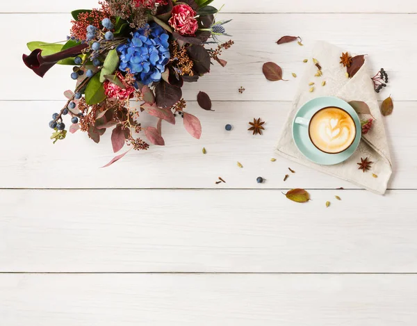 Mooie herfst boeket compositie van gedroogde weide bloemen en bladeren — Stockfoto
