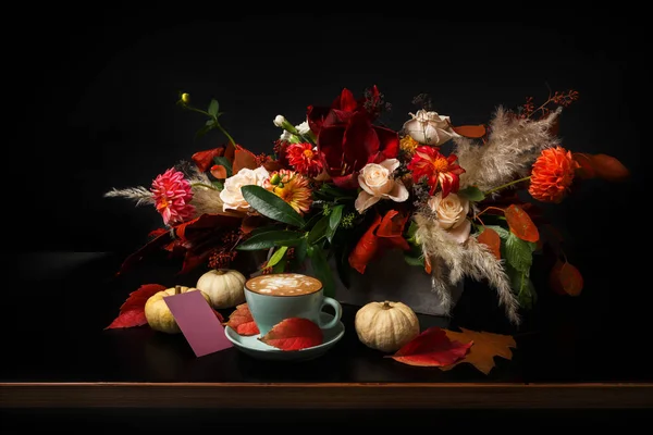 Kopya alanı siyah zemin üzerine sonbahar buket