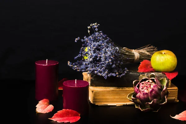 Romantické a tajemné podzim složení s knihami a svíčky — Stock fotografie