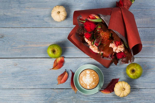 Cappuccino-Kaffee und Blumen Komposition auf schwarzem Hintergrund — Stockfoto