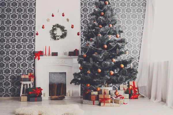 Christmas decorated tree in modern interior, holiday concept — Stock Photo, Image