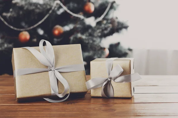 Regalos de Navidad sobre fondo de árbol decorado, concepto de vacaciones — Foto de Stock