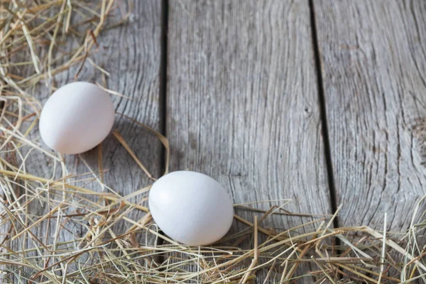 Ayam segar coklat telur pada kayu pedesaan, organik pertanian konsep latar belakang — Stok Foto