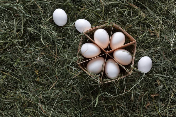 Karton rustik ahşap zemin üzerine taze tavuk beyaz yumurta