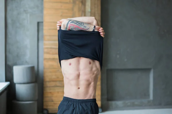 Hombre atlético muscular mostrando el torso desnudo — Foto de Stock