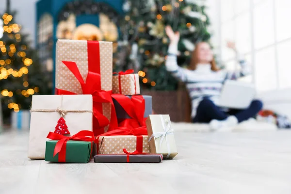 Noel kutuları bant kırmızı kurdele closeup ile