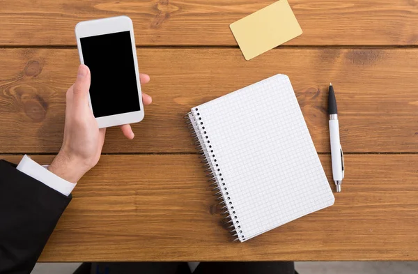 Hombre usando smartphone en la oficina, primer plano — Foto de Stock