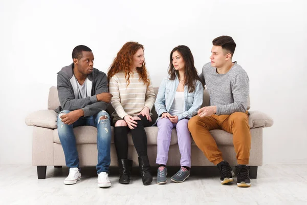 Jóvenes amigos felices, gente informal sentada en el sofá — Foto de Stock