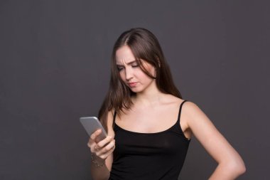 Smartphone portre kullanan mutsuz genç kadın