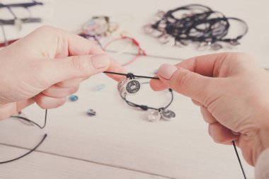 El yapımı takı yapımı, kadın hobi