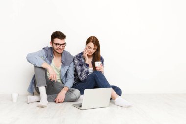 Çifte gıda teslim web sitesi laptop, cep telefonunuzda bir sipariş yapmak için arama