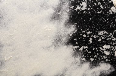 Siyah arka plan üzerine kavram pişirme, kopya alanı ile un serpilir