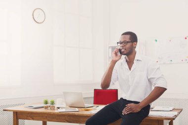 Modern beyaz Office mobile ile genç siyah işadamı