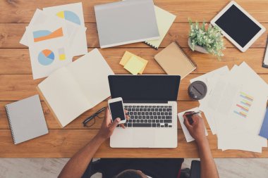 Afrikalı-Amerikalı işadamı iş, Masa üstü görünümü