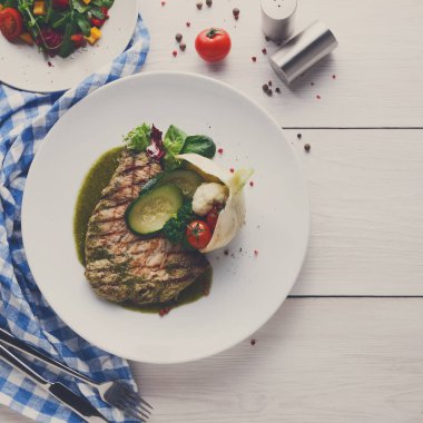 Sebze ve yeşil biber sosu ile ızgara biftek