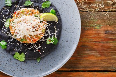 Hawaiian poke siyah susam düz kek üzerine. Modern restoran gıda arka plan